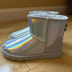 ❌❌SOLD❌❌UGG NEW Women’s Classic Mini Iridescent Boots in Size 5